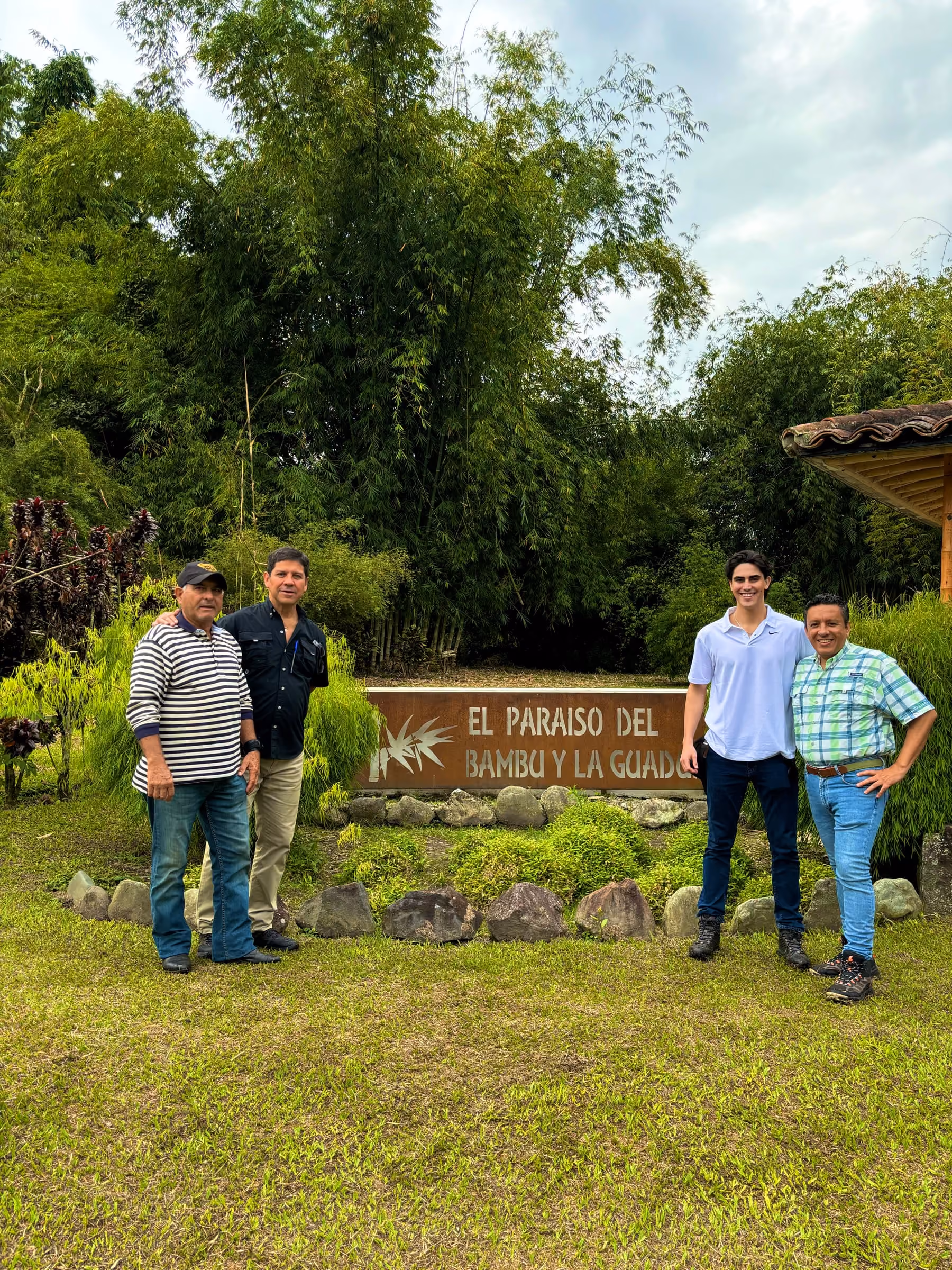 Paisaje de bosque de bambú en Colombia visitado por el equipo de marcaBambú