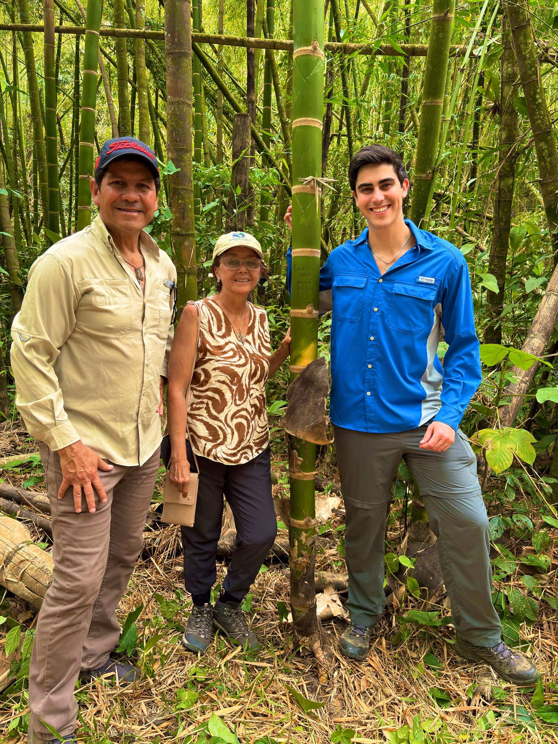 La Dra. María Ximena Londoño con el equipo de marcaBambú junto a un culmo de Guadua en la plantación